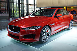 foto-jaguar xe prezentat in cadrul salonului auto de la paris 2014