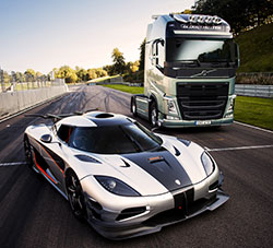 foto-video volvo trucks vs koenigsegg