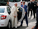 Papa Francisc merge cu un Logan