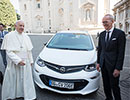 Papa primete cheile unui autovehicul Opel Ampera-e