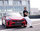 Rafael Nadal merge cu noul Kia Stinger